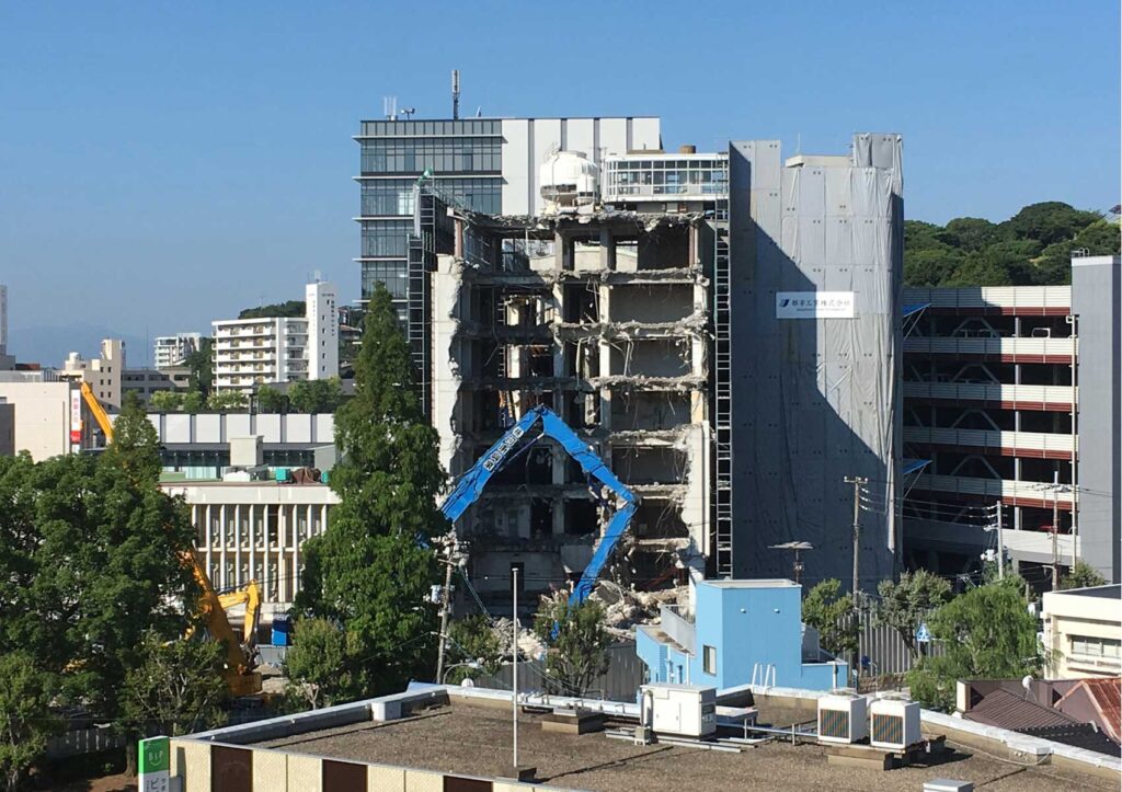 重機を使用した下関の建物の解体工事