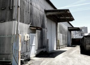 地方の古くなった工場